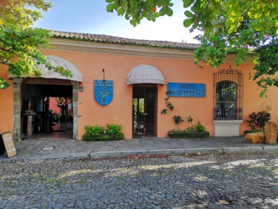 La façade de l'hôtel, dont le bâtiment colonial est classé au patrimoine. La façade de l'hôtel, dont le bâtiment colonial est classé au patrimoine.