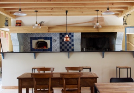 Le restaurant, avec la grande cheminée et le four. Le restaurant, avec la grande cheminée et le four.