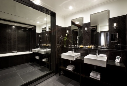 Au Grand Hôtel de Cabourg, le miroir apporte profondeur et praticité. Fleurs, produits de toilette, réveil : autant de détails appréciés des clients.