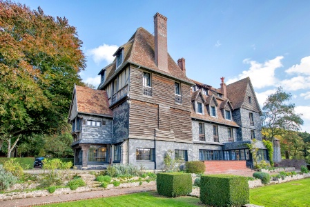 L'établissement s'organise en deux bâtiments : le manoir (sur la photo), et une annexe.