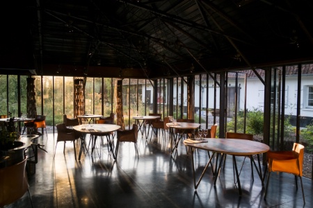 La vaste baie vitrée de la salle de restaurant de La Grenouillère.