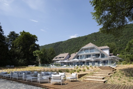 Le Black Bass, situé sur les bords du lac d'Annecy, est l'une des propriétés du groupe Lavorel Hôtels.