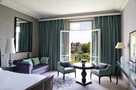 Cette chambre du Grand Hôtel de Cabourg propose différents espaces que le client peut s'approprier. Cette chambre du Grand Hôtel de Cabourg propose différents espaces que le client peut s'approprier.