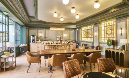 Le décorateur a conservé les vitraux de l'ancienne salle de bal.