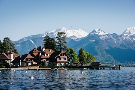 L'Auberge du Père Bise est située sur les rives du lac d'Annecy, à Talloire. L'Auberge du Père Bise est située sur les rives du lac d'Annecy, à Talloire.