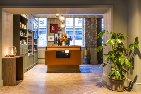 Dans un vaste salon du rez-de-chaussée, des bornes permettent de faire check-in et check-out. Dans un vaste salon du rez-de-chaussée, des bornes permettent de faire check-in et check-out.