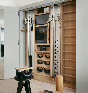 Les chambres Vitalité, de la chaîne Swissôtel, sont directement équipées d'un 'mur du bien-être' avec du matériel. Les chambres Vitalité, de la chaîne Swissôtel, sont directement équipées d'un 'mur du bien-être' avec du matériel.