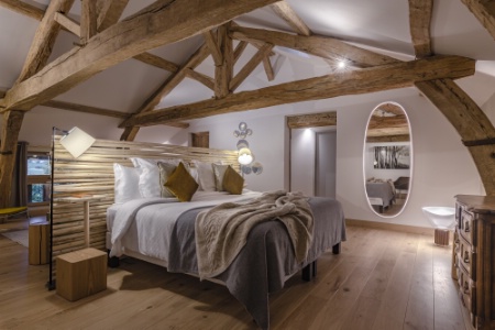 Une des suites du Clos Colombier : la rusticité des éléments et un très haut niveau de prestations