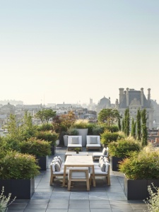 Le toit-terrasse d'une suite du Meurice, avec vue à 360 ° sur Tout-Paris Le toit-terrasse d'une suite du Meurice, avec vue à 360 ° sur Tout-Paris