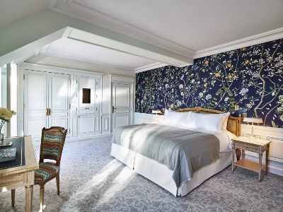 L'une des 29 chambres et suites du palace rénovée avec du mobilier sur mesure et des matières d'exception... L'une des 29 chambres et suites du palace rénovée avec du mobilier sur mesure et des matières d'exception...
