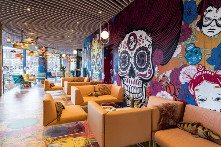 Le lobby affiche des calavera issues de la tradition mexicaine. Le lobby affiche des calavera issues de la tradition mexicaine.