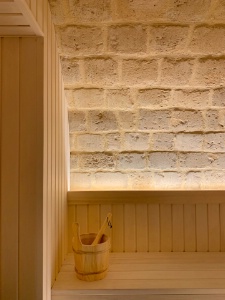 Bois blond et lumière dorée dans le spa 'by Le Tigre'.