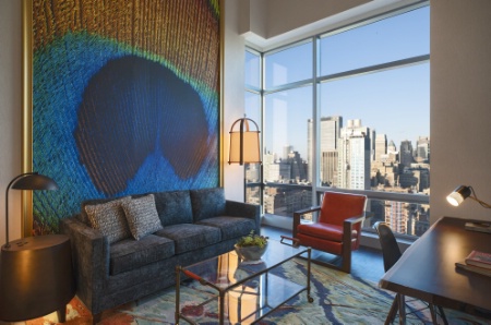 Dans chaque suite du Renaissance New York Chelsea Hotel, un tableau monumental représente une plume de paon.