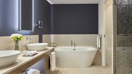 Douceur des courbes pour cette robinetterie à la fois simple et intuitive, dans la salle de bains d'une chambre de l'Intercontinental, à Lyon (Rhône). Douceur des courbes pour cette robinetterie à la fois simple et intuitive, dans la salle de bains d'une chambre de l'Intercontinental, à Lyon (Rhône).