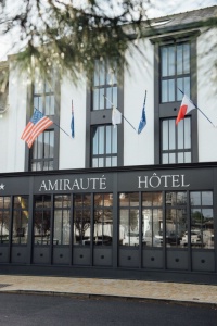 L'Amirauté est Idéalement situé en face de la gare TGV et à 800 mètres de la plus belle plage d'Europe. L'Amirauté est Idéalement situé en face de la gare TGV et à 800 mètres de la plus belle plage d'Europe.