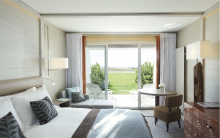 Dans tous les Sofitel (ici, celui de Quiberon), un kit avec masque, gel hydroalcoolique et gants, désormais disponible en chambre. Dans tous les Sofitel (ici, celui de Quiberon), un kit avec masque, gel hydroalcoolique et gants, désormais disponible en chambre.