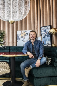 L'architecte d'intérieur Laurent Maugoust à l'hôtel Parisianer, à Paris (XIIe), dont il a signé lé décoration. L'architecte d'intérieur Laurent Maugoust à l'hôtel Parisianer, à Paris (XIIe), dont il a signé lé décoration.