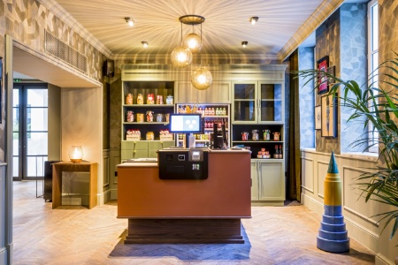 Au Grand Quartier, à Paris (Xe), une borne d'accueil permet de faire check-in et check-out. Au Grand Quartier, à Paris (Xe), une borne d'accueil permet de faire check-in et check-out.