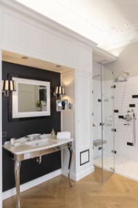 Une salle de bain. Une salle de bain.
