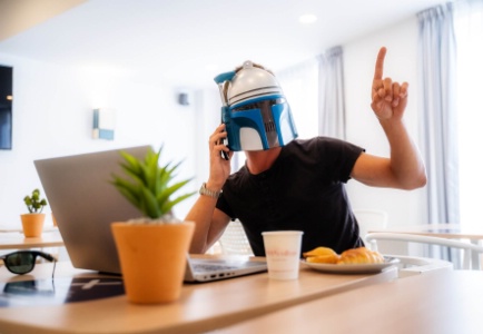 Pour sa réouverture, l'enseigne HappyCulture a lancé une campagne de communication sur le thème des héros masqués.