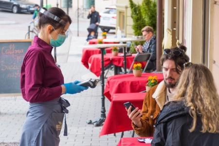 D'après le rapport Tripadvisor, dans l'ensemble, la sécurité, la flexibilité et la transparence sont essentielles pour rétablir la confiance des voyageurs et des restaurateurs. D'après le rapport Tripadvisor, dans l'ensemble, la sécurité, la flexibilité et la transparence sont essentielles pour rétablir la confiance des voyageurs et des restaurateurs.