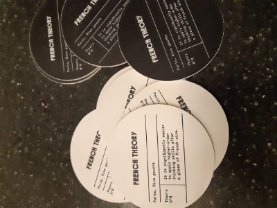 A l'hôtel French Theory, à Paris (Ve), l'identité graphique, signée Violaine et Jérémy, se retrouve jusque sur les sous-verres du bar.