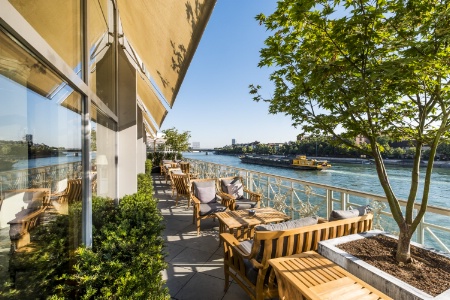 Pour se démarquer, le Grand Hôtel Les Trois Rois, sur les bords du Rhin, à Bâle, joue la carte culturelle. Pour se démarquer, le Grand Hôtel Les Trois Rois, sur les bords du Rhin, à Bâle, joue la carte culturelle.