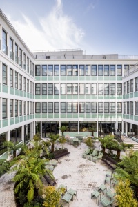 La cour-jardin XXL du Grand Quartier, à Paris (10e), accueille brunch et barbecue. La cour-jardin XXL du Grand Quartier, à Paris (10e), accueille brunch et barbecue.