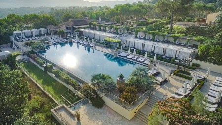 Le Domaine de Terre Blanche, à Tourrettes (Var), se fond dans la nature environnante.