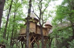 Insolite en France : dormir dans des châteaux perchés au sommet des arbres