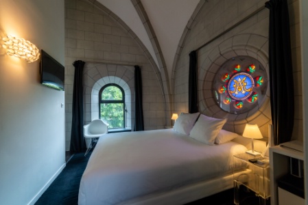 L'une des chambre tentation conserve les vitraux de l'ex-chapelle.