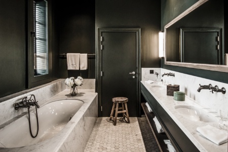 Les salles de bain associent installations modernes et style d'époque.
