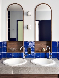 Dans les salles de bain, la couleur des carreaux de zellige traditionnels résonne avec la couleur des chambres.