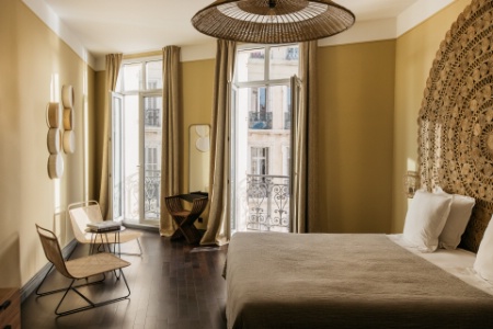 Le duo jaune épice-vert bronze de certaines chambres fait référence aux terres d'Afrique.