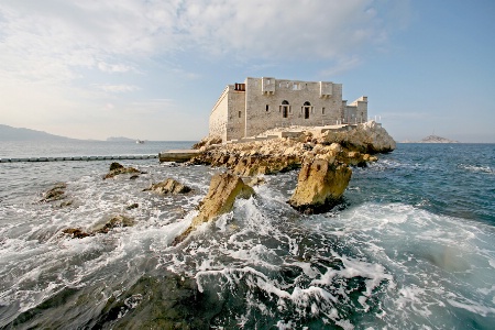 L'île Degaby est située à douze minutes en zodiac du Vieux-Port de Marseille.