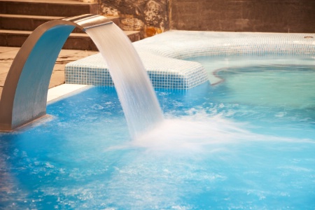 Le plus gros investissement d'un spa, mais souvent attendu par la clientèle, reste la piscine, qui doit être mise en scène. Le plus gros investissement d'un spa, mais souvent attendu par la clientèle, reste la piscine, qui doit être mise en scène.