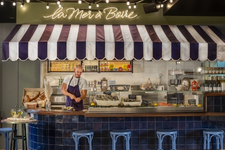 Le food court de l'Hôtel Chouchou compte deux comptoirs, dont l'un dédié aux produits de la mer. Le food court de l'Hôtel Chouchou compte deux comptoirs, dont l'un dédié aux produits de la mer.