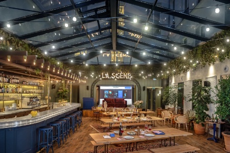 Le bar et la scène, à l'esprit guinguette. Le bar et la scène, à l'esprit guinguette.
