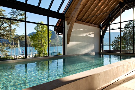 Le spa de l'Auberge du Père Bise est ouvert sur la nature, entre lac et montagnes.
