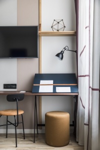 L'hôtel Le Grand Quartier propose des chambres tels des pied-à-terre parisiens, à des tarifs attractifs. L'hôtel Le Grand Quartier propose des chambres tels des pied-à-terre parisiens, à des tarifs attractifs.
