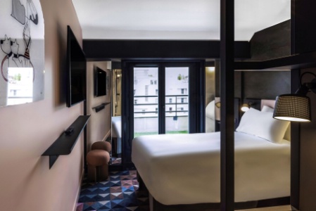 Une chambre de l'hôtel Tribe à Paris Batignolles.