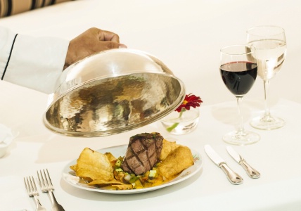Les restaurants d'hôtels ont la possibilité d'assurer le room service en chambre. Les restaurants d'hôtels ont la possibilité d'assurer le room service en chambre.
