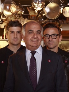 Serge Trigano entouré de ses deux fils, Jérémie (à gauche) et Benjamin.