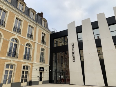 Les chambres sont réparties dans un ancien hôtel particulier et une autre aile, neuve.
