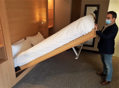 Deux chambres disposent d'un lit rabattable, ce qui libère de l'espace pour disposer une table pour des entretiens ou des réunions. Deux chambres disposent d'un lit rabattable, ce qui libère de l'espace pour disposer une table pour des entretiens ou des réunions.