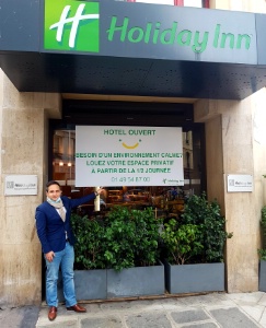 Marc Salhany, directeur commercial, devant l'Holiday Inn Saint-Germain-des-Prés. Marc Salhany, directeur commercial, devant l'Holiday Inn Saint-Germain-des-Prés.