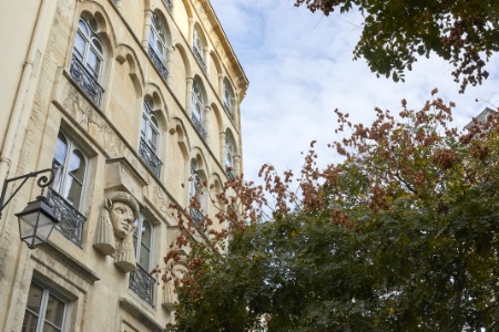 L'Hôtel du Sentier est situé dans un immeuble à la façade classée de 1826, qui évoque l'antiquité égyptienne. L'Hôtel du Sentier est situé dans un immeuble à la façade classée de 1826, qui évoque l'antiquité égyptienne.