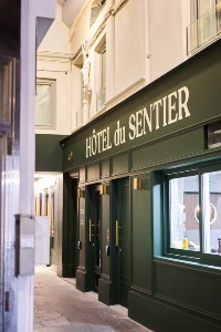 L'hôtel du Sentier est située à l'entrée du passage du Caire. L'hôtel du Sentier est située à l'entrée du passage du Caire.