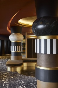 Dans le lobby, des colonnes surdimensionnées, parées de rayures XXL, en hommage aux totems du designer Ettore Sottsass.