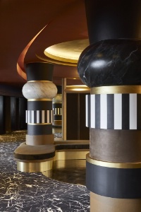 Dans le lobby, des colonnes surdimensionnées, parées de rayures XXL, en hommage aux totems du designer Ettore Sottsass. Dans le lobby, des colonnes surdimensionnées, parées de rayures XXL, en hommage aux totems du designer Ettore Sottsass.